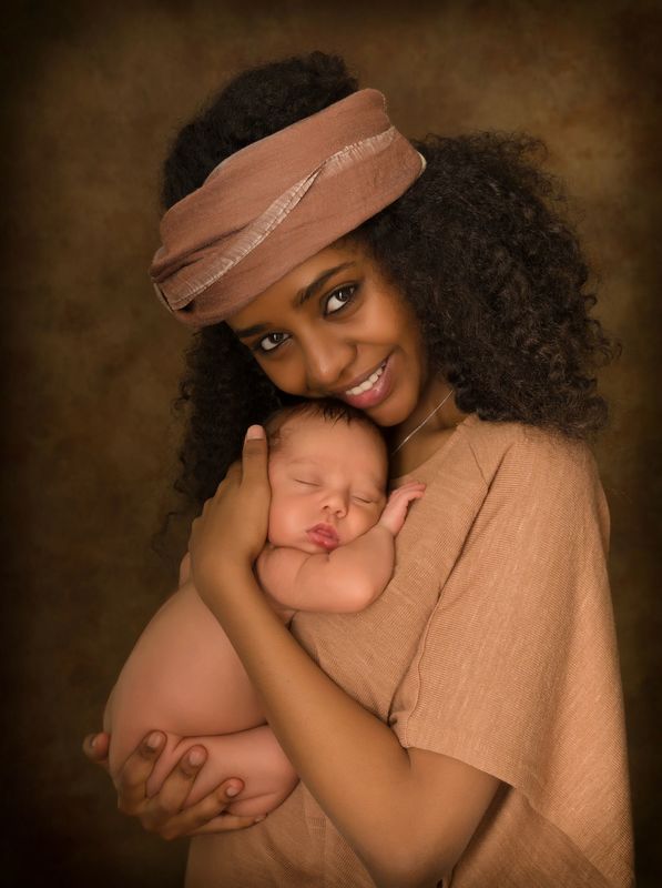 north jersey bradley class, north jersey birth class, north jersey natural childbirth classes picture of smiling woman holding a sleeping naked baby 